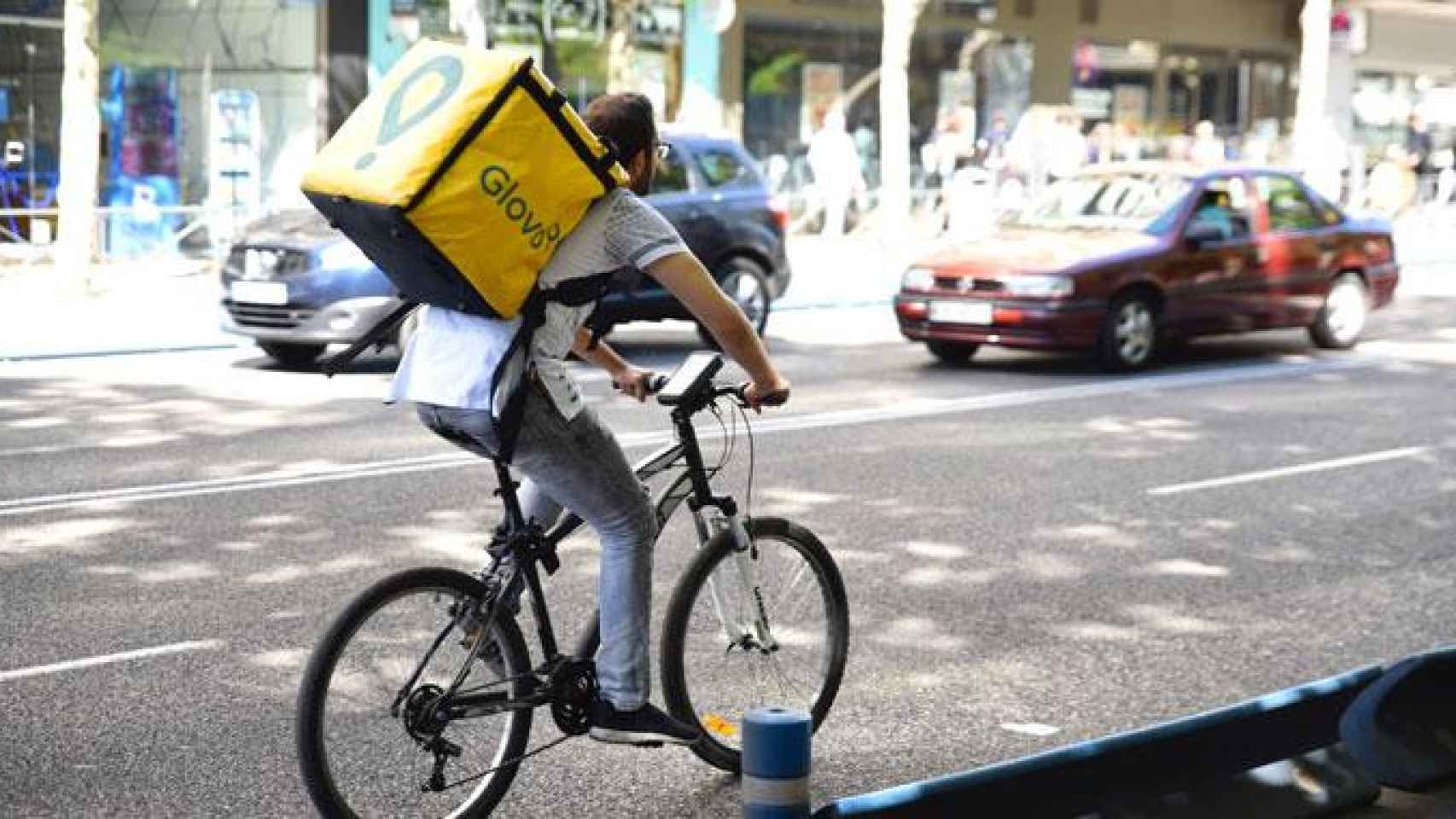 Un repartidor de Glovo, la empresa que ha renovado su consejo de administración, en pleno servicio / EP