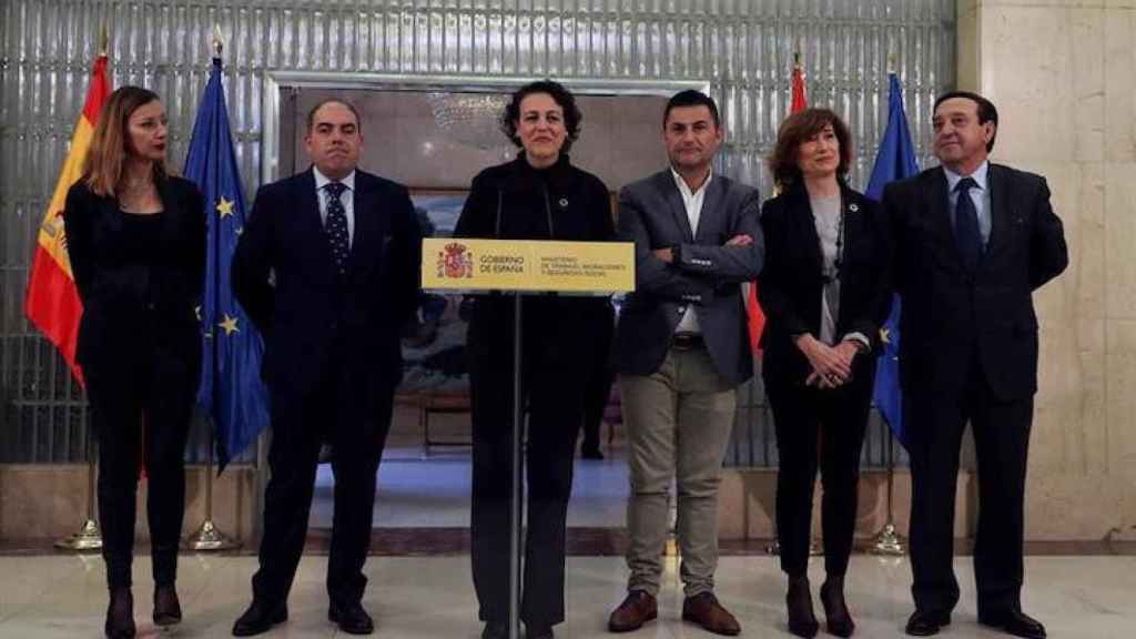 La ministra de Trabajo,Magdalena Valerio, junto a los responsables de las organizaciones de autónomos / EFE