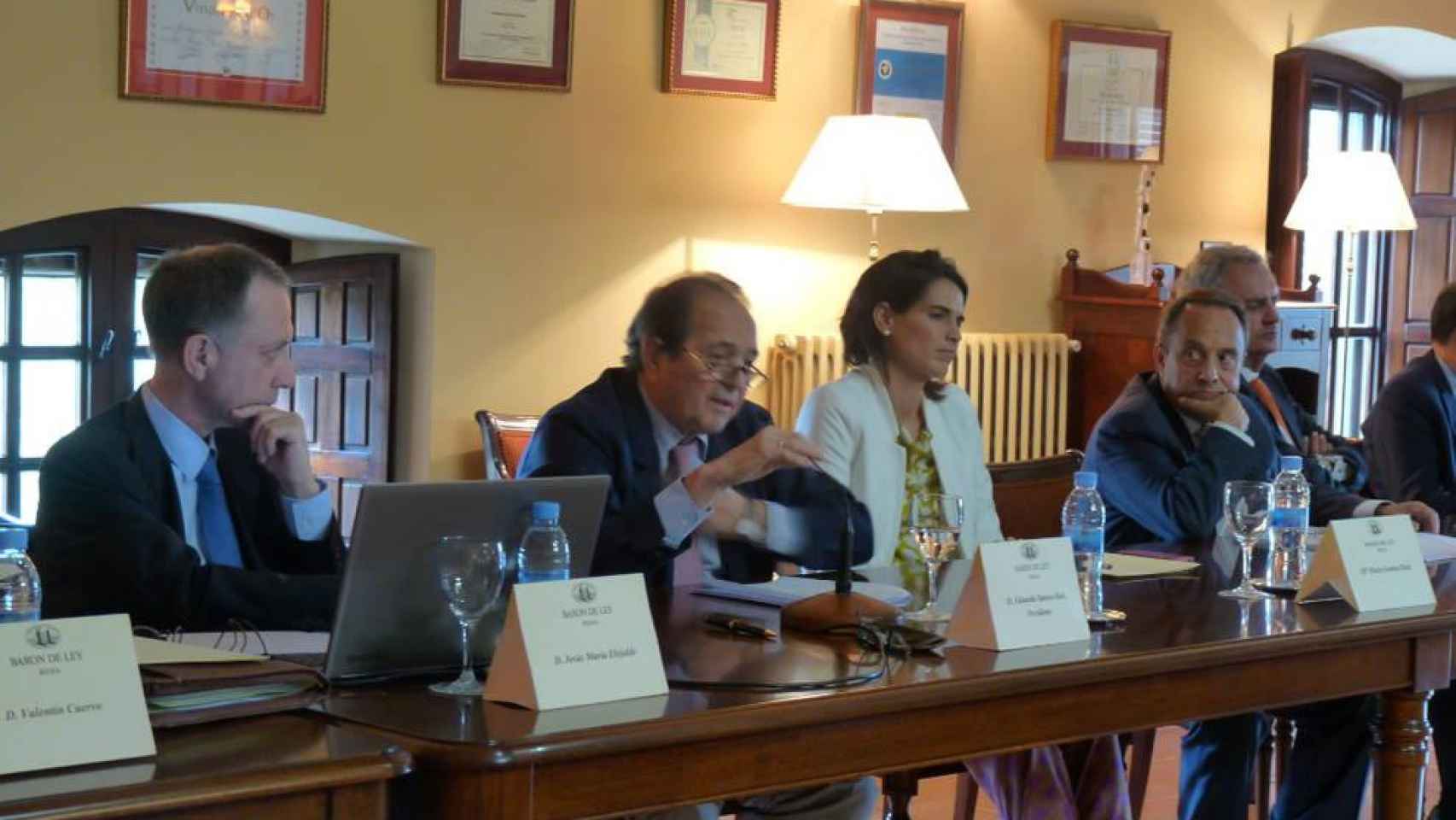 En el centro, con gafas, Eduardo Santos-Ruiz, presidente y máximo accionista del grupo vitivinícola Barón de Ley, en una junta de accionistas