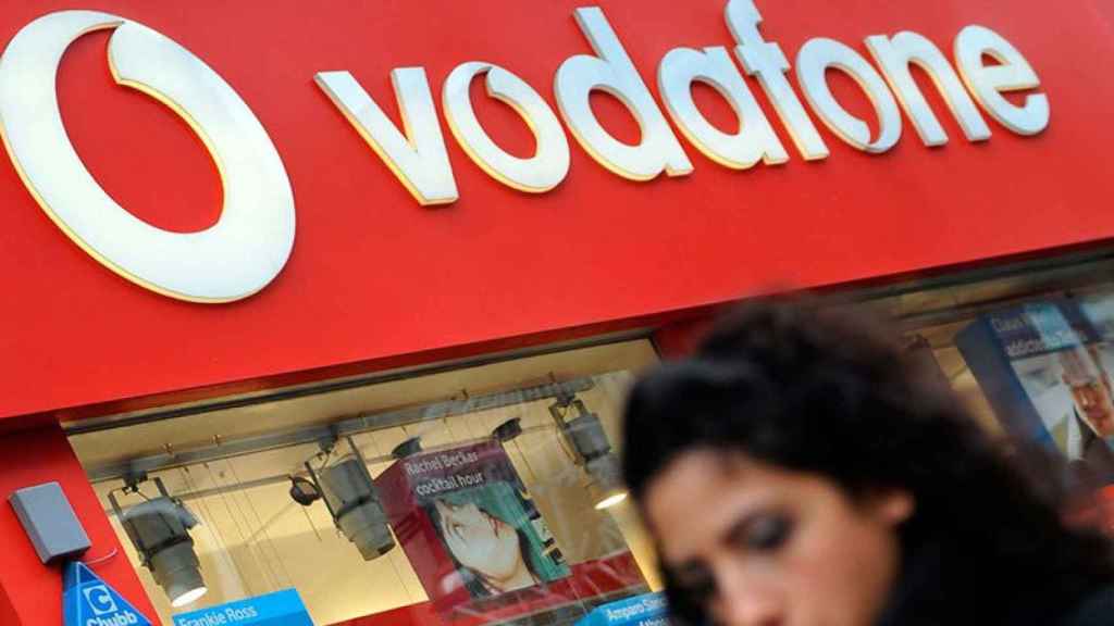 Una viandante pasa por delante de una tienda de Vodafone / CG