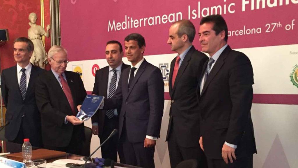 Los participantes en el Islamic Finance Forum con los resultados de la primera encuesta al sector