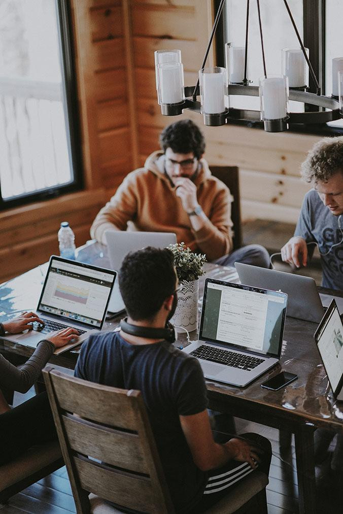 Milenials trabajando en un espacio de 'coworking' / UNSPLASH