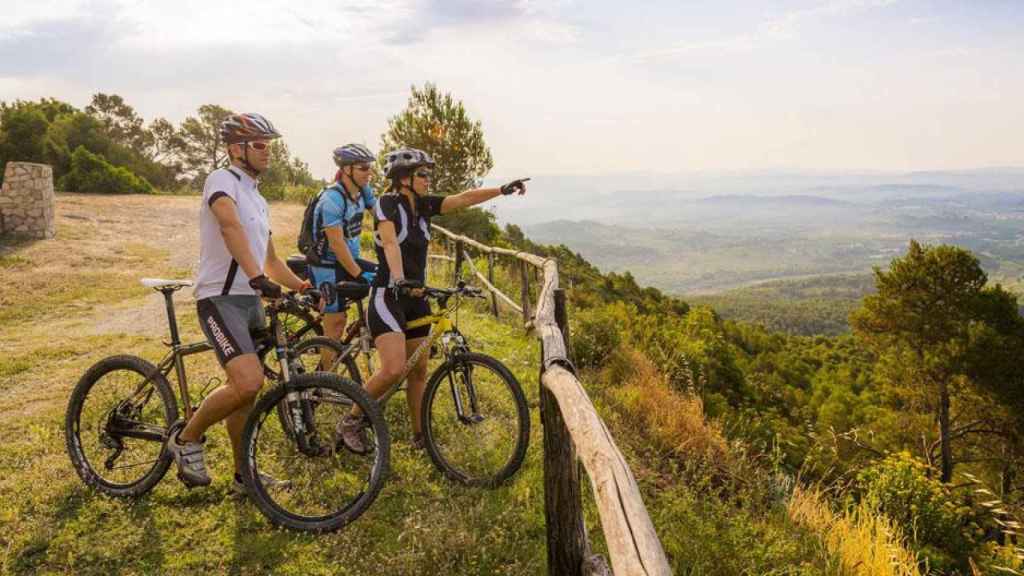 Ciclistas en Penedès 360 by Slow Bike / PENEDÈS 360 Cinco rutas naturales en la provincia de Barcelona