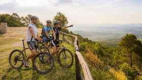 Ciclistas en Penedès 360 by Slow Bike / PENEDÈS 360 Cinco rutas naturales en la provincia de Barcelona