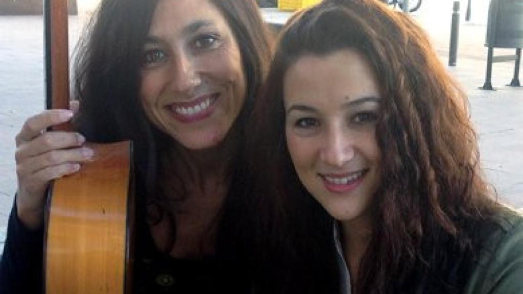 Marta Robles (izquierda) y Alba Carmona