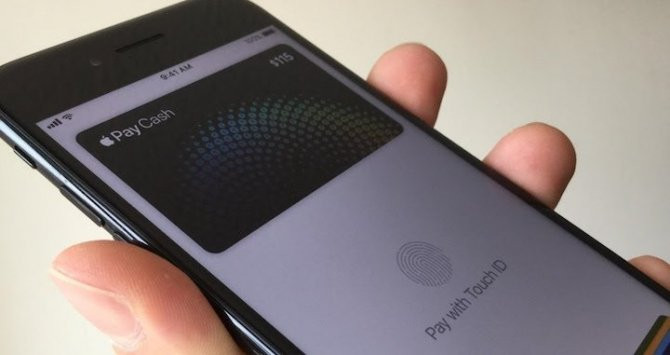 Un usuario sostiene un iPhone con Apple Pay Cash activado / YouTube