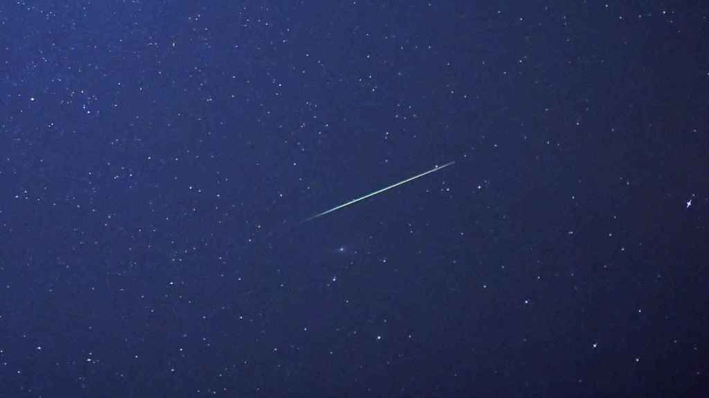 Un meteorito en el cielo estrellado / EFE