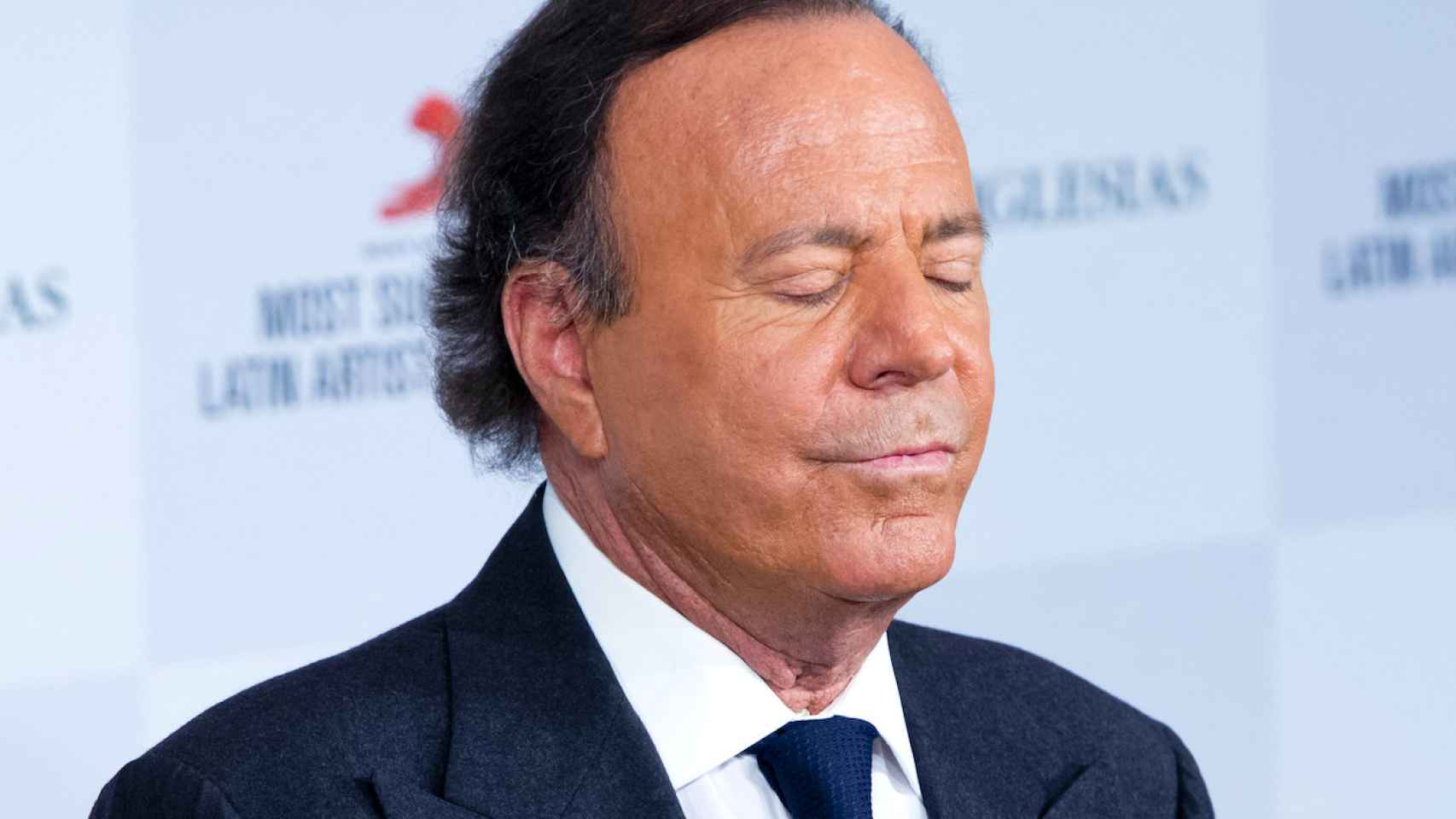 Julio Iglesias aclara su delicado estado de salud tras ser fotografiado sin poder andar / AGENCIAS