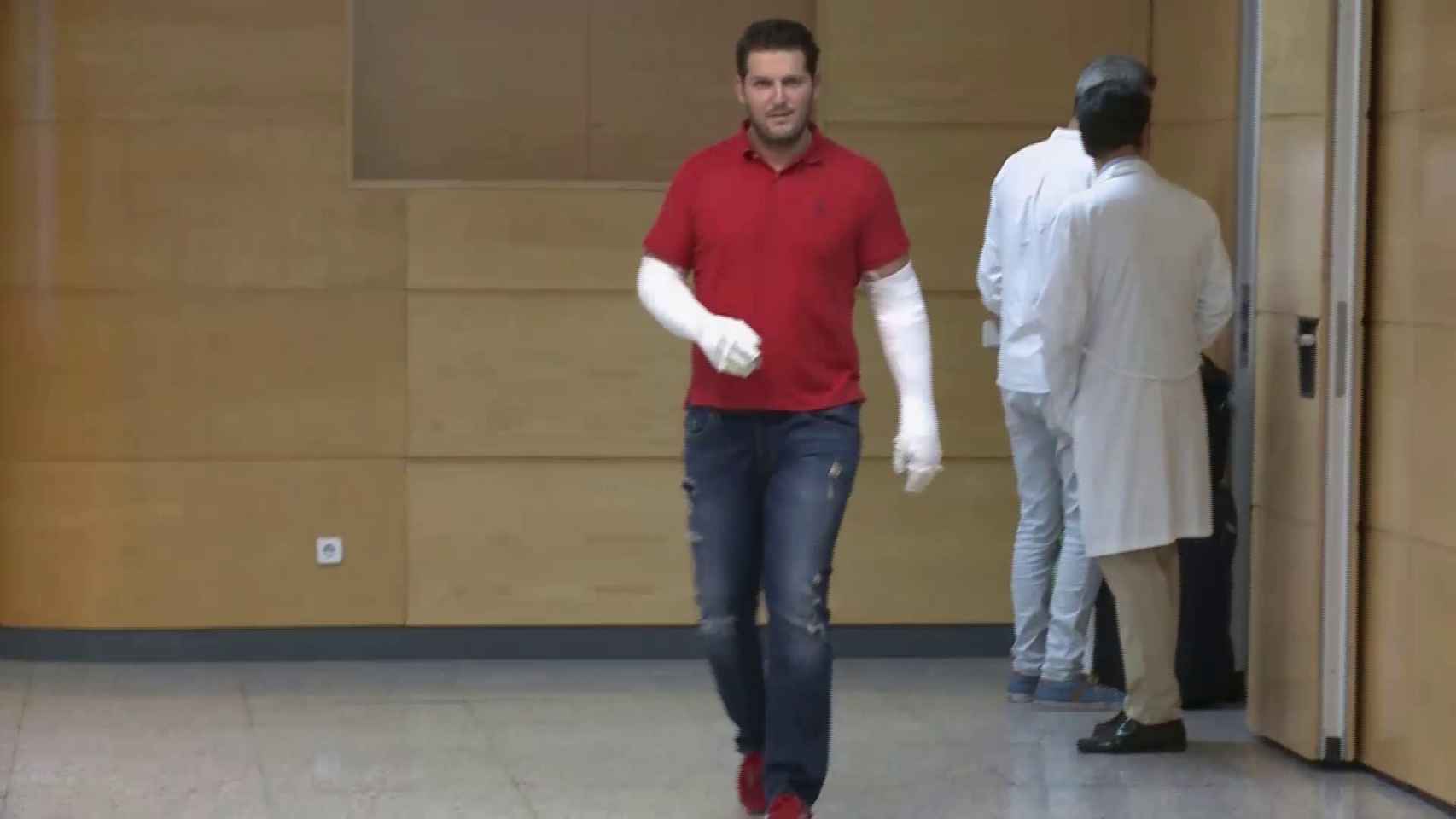 El cantante Manu Tenorio cuando salía del hospital tras el accidente / EUROPA PRESS