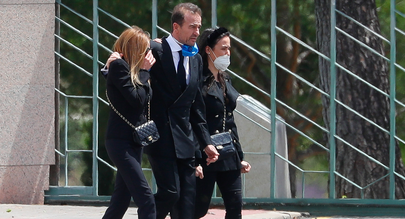 Ana Obregón, Alessandro Lequio y Carolina Monje saliendo del entierro de Aless Lequio / AGENCIAS