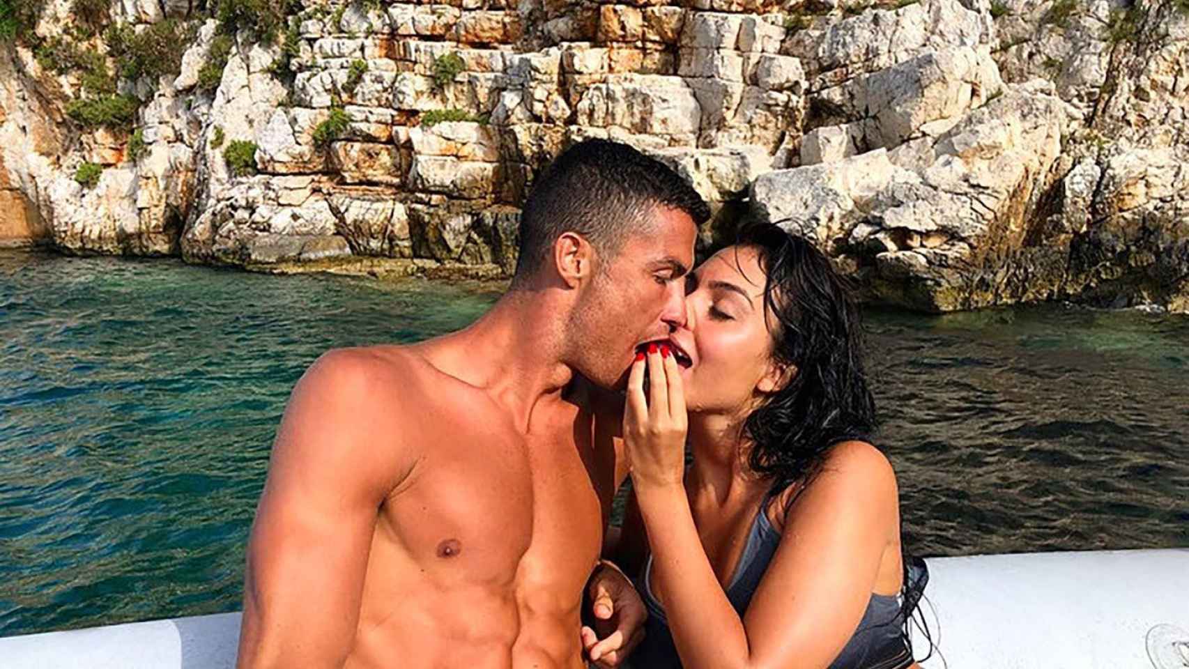 Georgina Rodríguez y Cristiano Ronaldo derrochan amor en alta mar