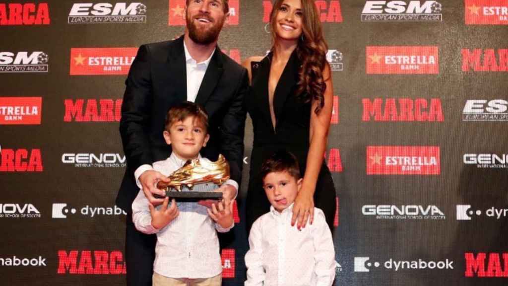 Antonella Roccuzzo apoya a Leo Messi en la entrega de la Bota de Oro