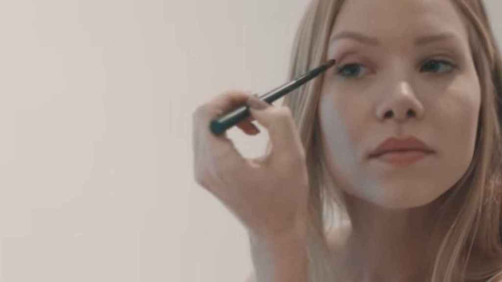 Una de las fotos de Najila Trindade en una sesión de maquillaje