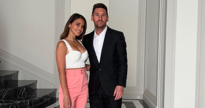 Antonella Roccuzzo posa con Leo Messi / REDES