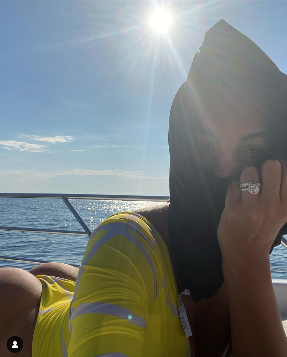 Georgina Rodríguez tomando el sol en tanga