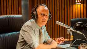 Javier Gutiérrez interpreta a José María García en sus inicios radiofónicos / MOVISTAR