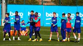 Los jóvenes del Barça, sonriendo en un entrenamiento | FCB