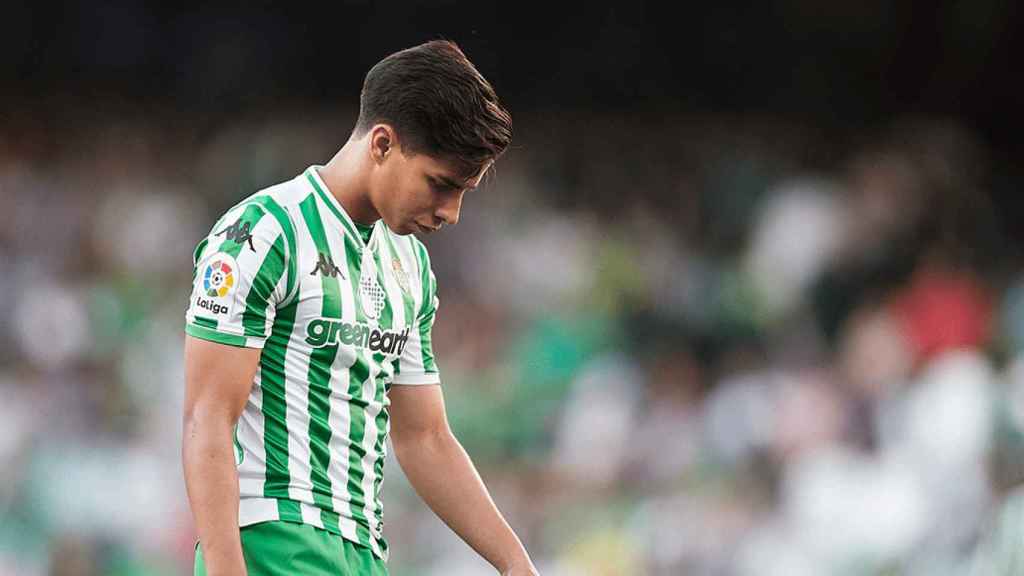 Diego Lainez, cabizbajo en un partido con el Betis | EFE