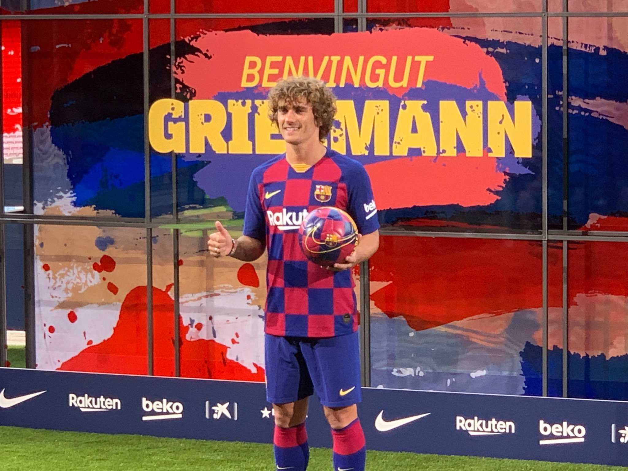 Antoine Griezmann levanta el dedo pulgar en su presentación / CULEMANIA