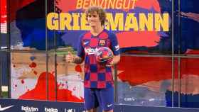 Antoine Griezmann levanta el dedo pulgar en su presentación / CULEMANIA