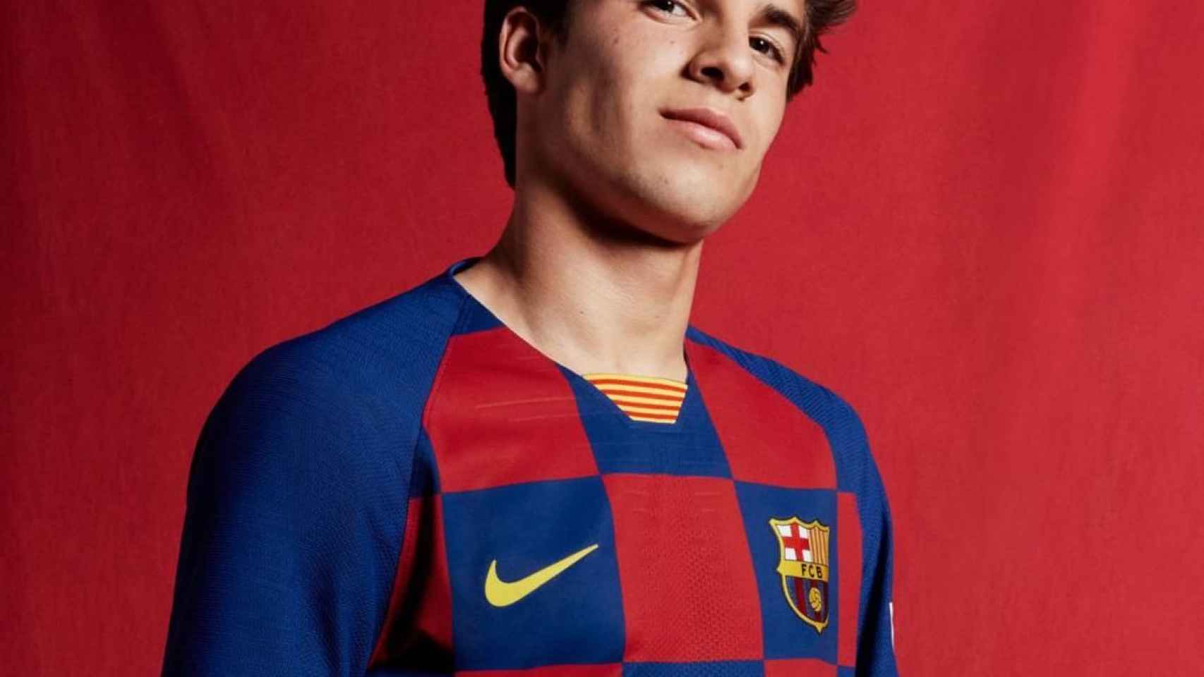 Riqui Puig posa con la nueva camiseta a cuadros del Barça / FCB