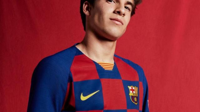 Riqui Puig posa con la nueva camiseta a cuadros del Barça / FCB