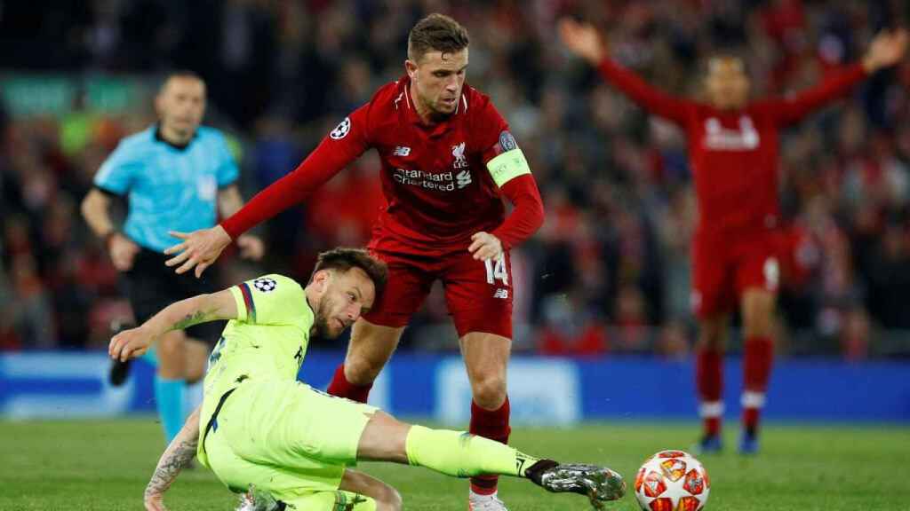 Rakitic luchando un balón con Henderson / EFE