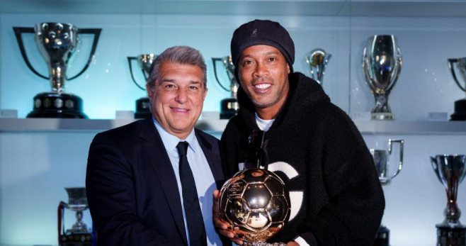 Ronaldinho entrega su Balón de Oro a Laporta / FCB