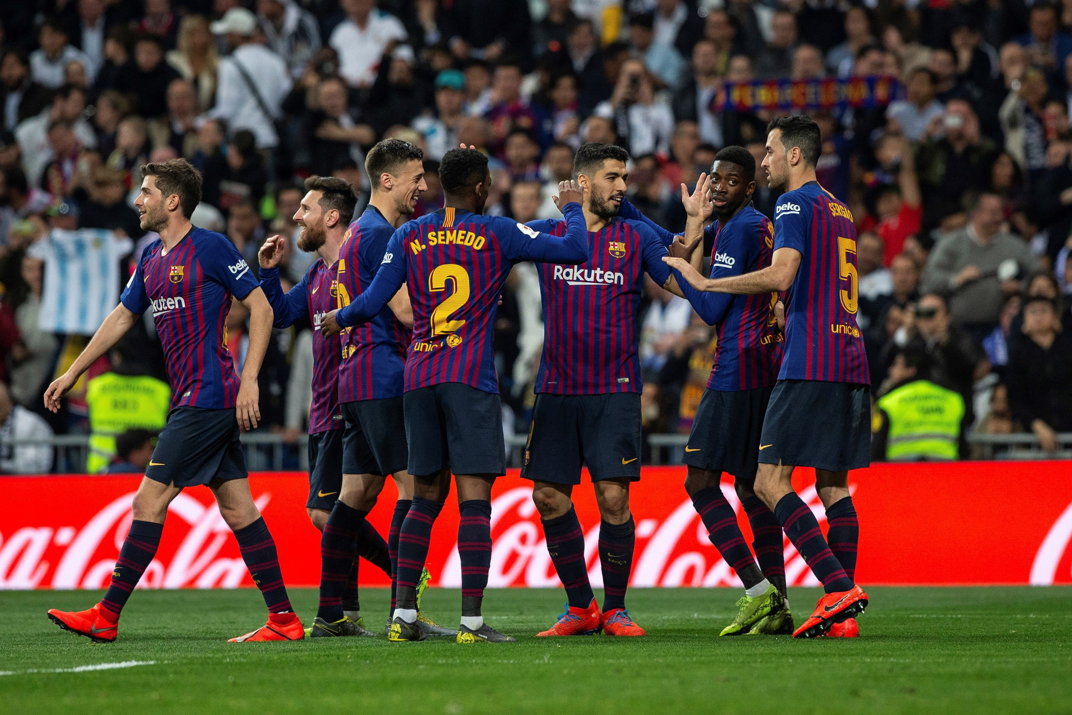 Los jugadores del Barça celebran un gol de Luis Suárez en el clásico copero / EFE