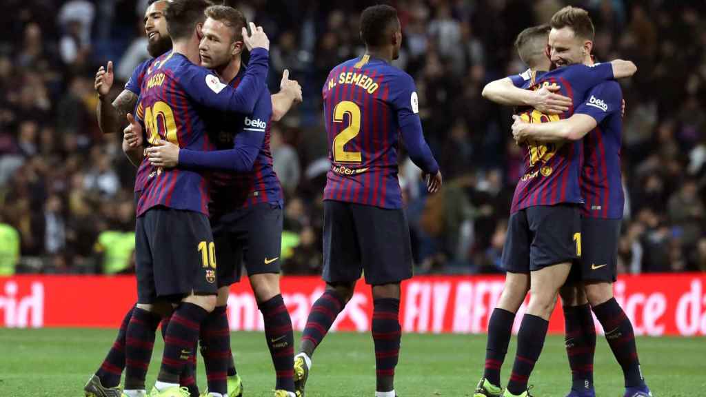 Los jugadores del Barça celebrando el triunfo de este miércoles en el Bernabéu / EFE