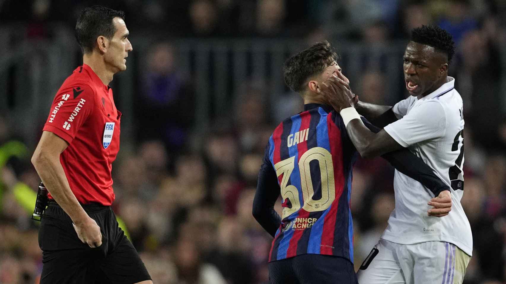 Vinicius y Gavi protagonizan una fea enganchada en el clásico de Copa del Camp Nou frente a Martínez Munuera / EFE