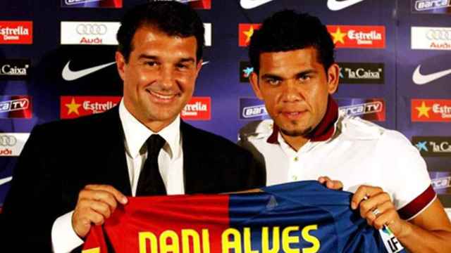 Joan Laporta y Dani Alves, en la presentación del brasileño con el Barça en 2008 / Redes