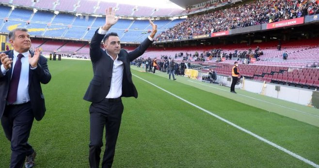 Laporta y Xavi, saluda a la afición del Barça / FCB