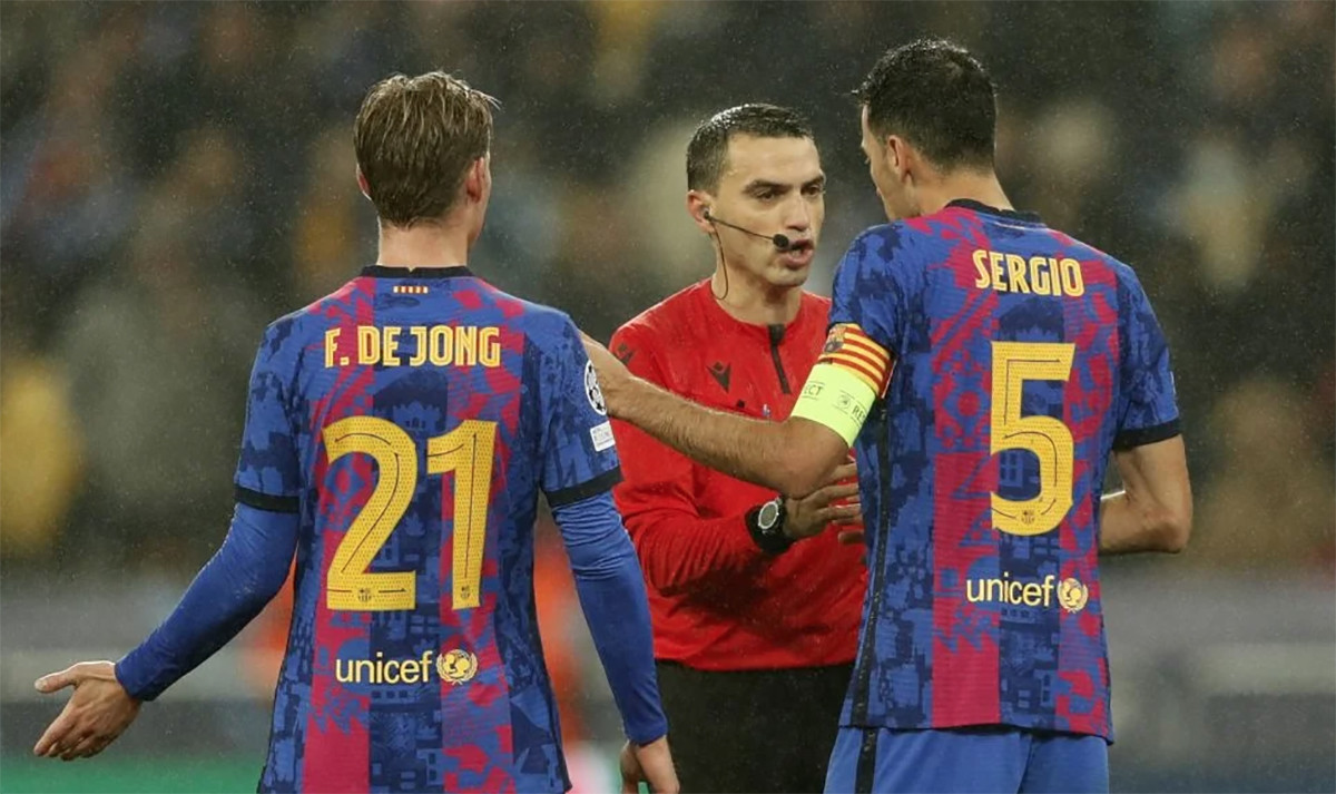 Frenkie de Jong y Sergio Busquets, protestando una acción al árbitro / REDES