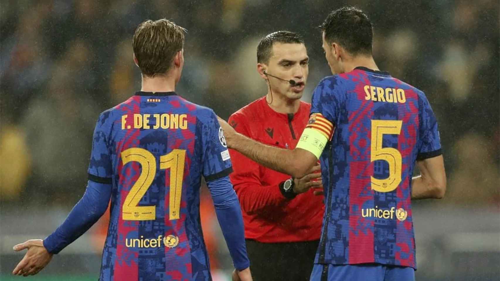 Frenkie de Jong y Sergio Busquets, protestando una acción al árbitro / REDES