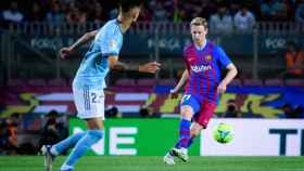 Frenkie de Jong conduce el balón contra el Celta / FCB