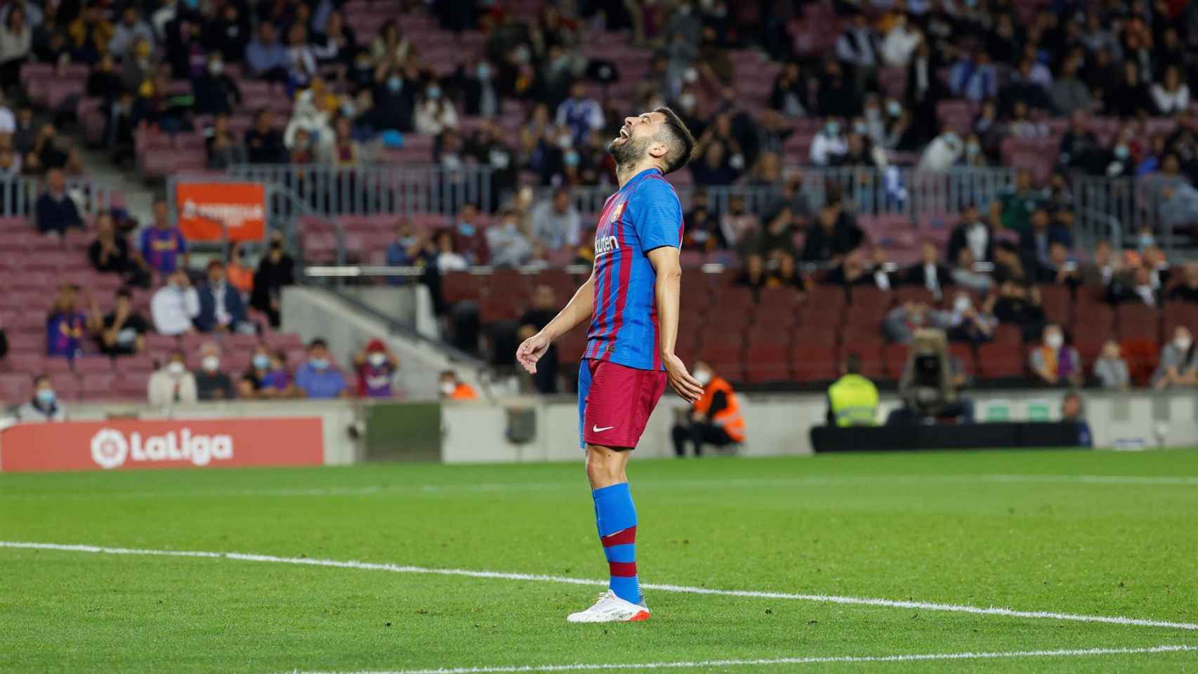 Jordi Alba, en una acción del Barça-Alavés donde hay muchos asientos vacíos en la grada / EFE