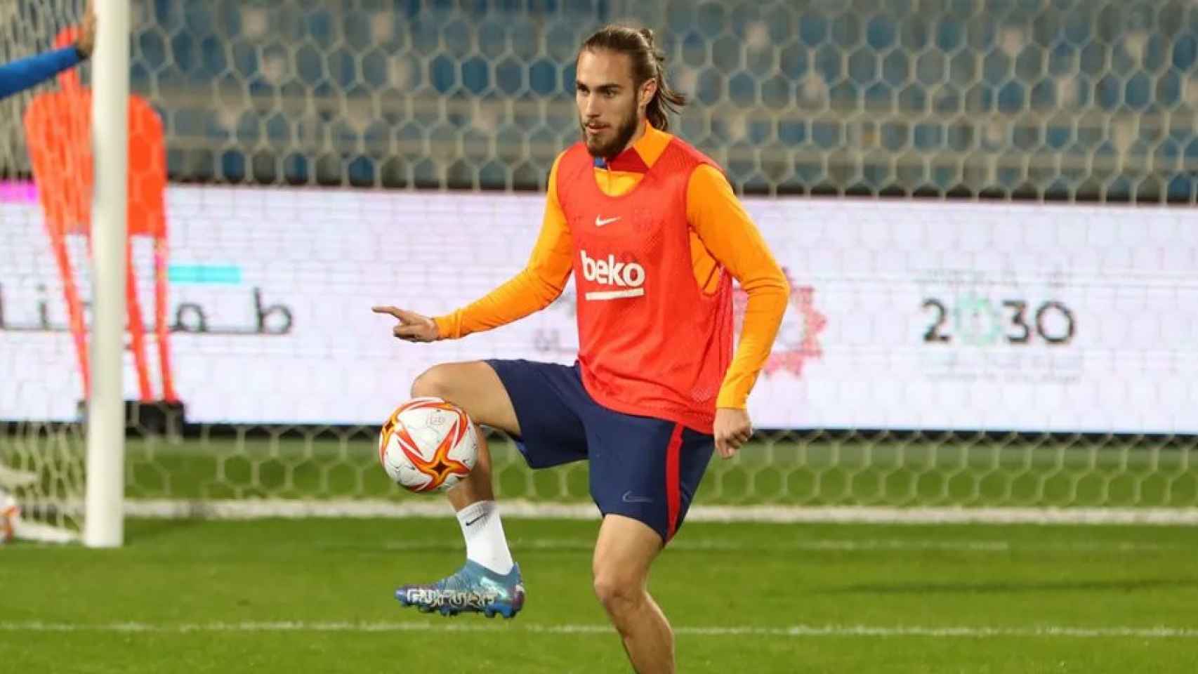 Óscar Mingueza, en un entrenamiento con el Barça / FCB