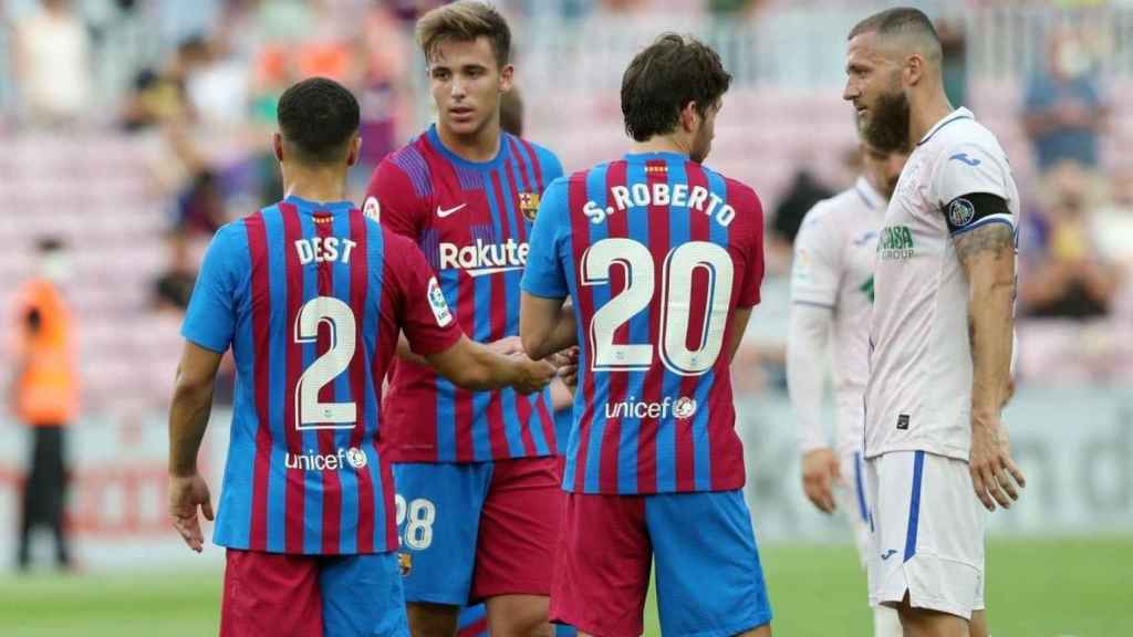 Nico, de La Masia, saludando a Dest y a Roberto / FC Barcelona