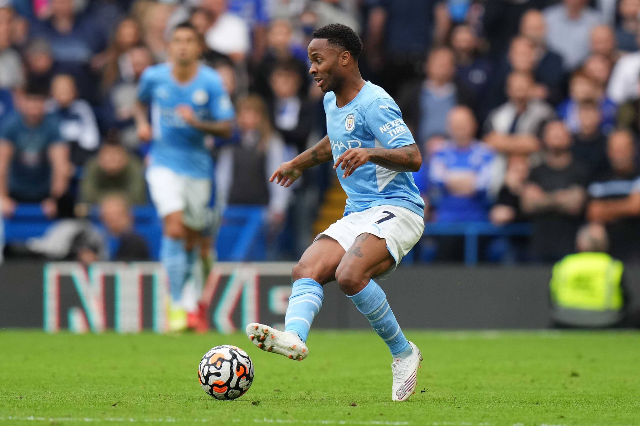 Sterling en una acción con el City / Redes