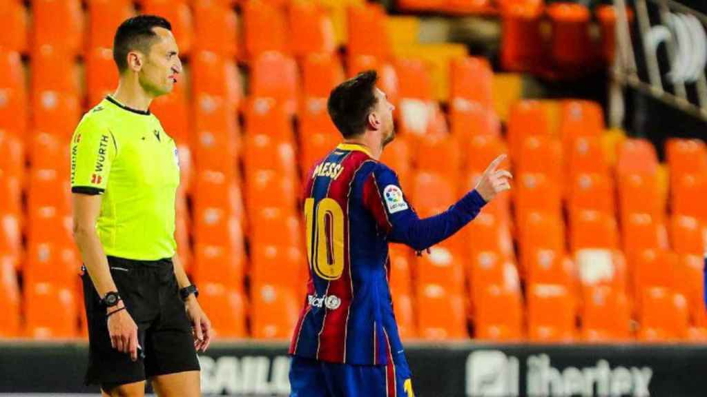 Sánchez Martínez mirando a Messi tras su gol / Redes