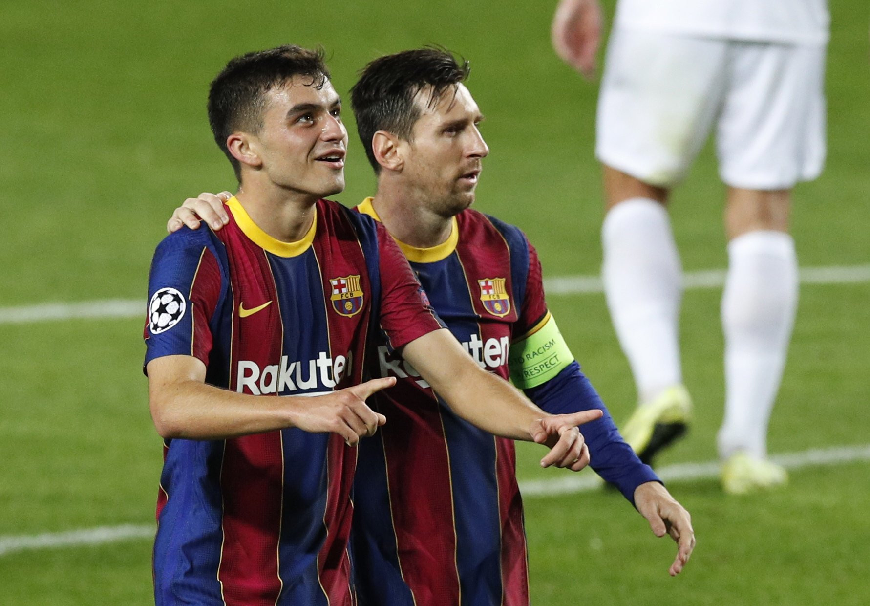 Pedri, junto a Leo Messi | EFE