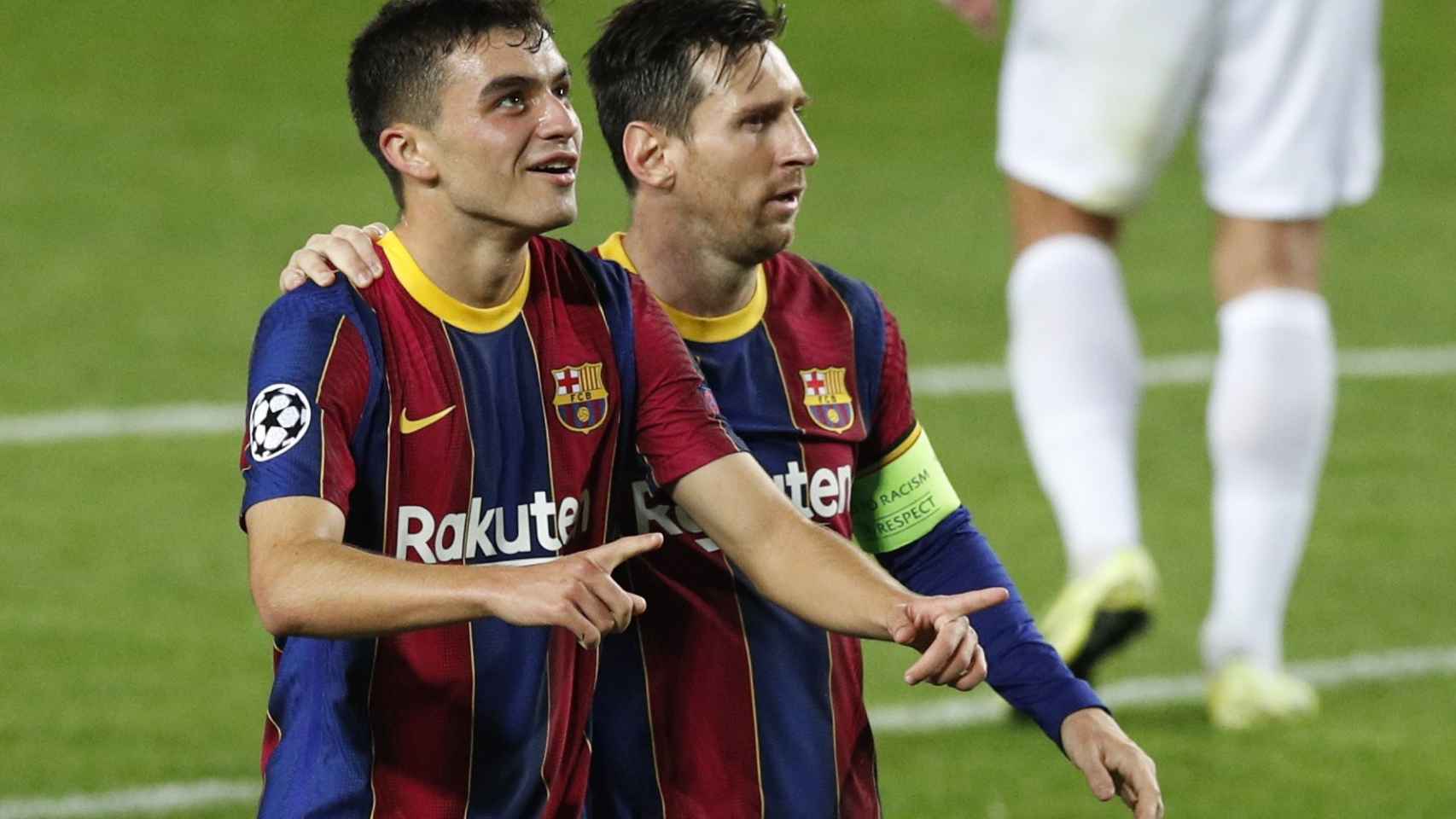 Pedri, junto a Leo Messi | EFE