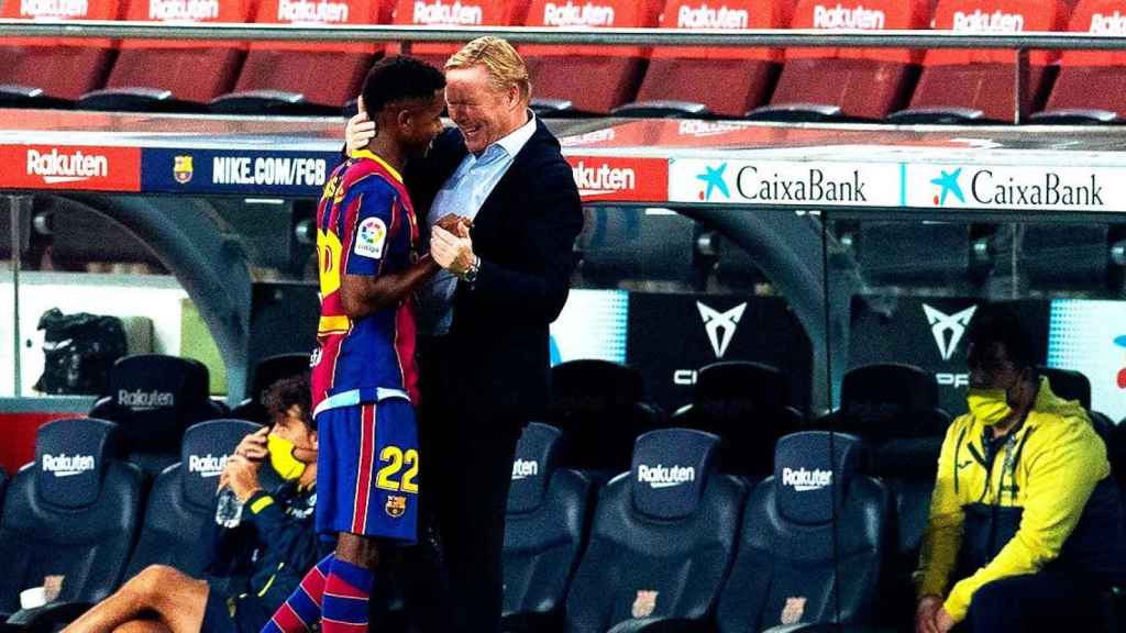 Koeman se muestra muy cariñoso con Ansu Fati / EFE