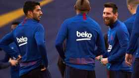 Luis Suárez con Arturo Vidal y Leo Messi en un entrenamiento / EFE