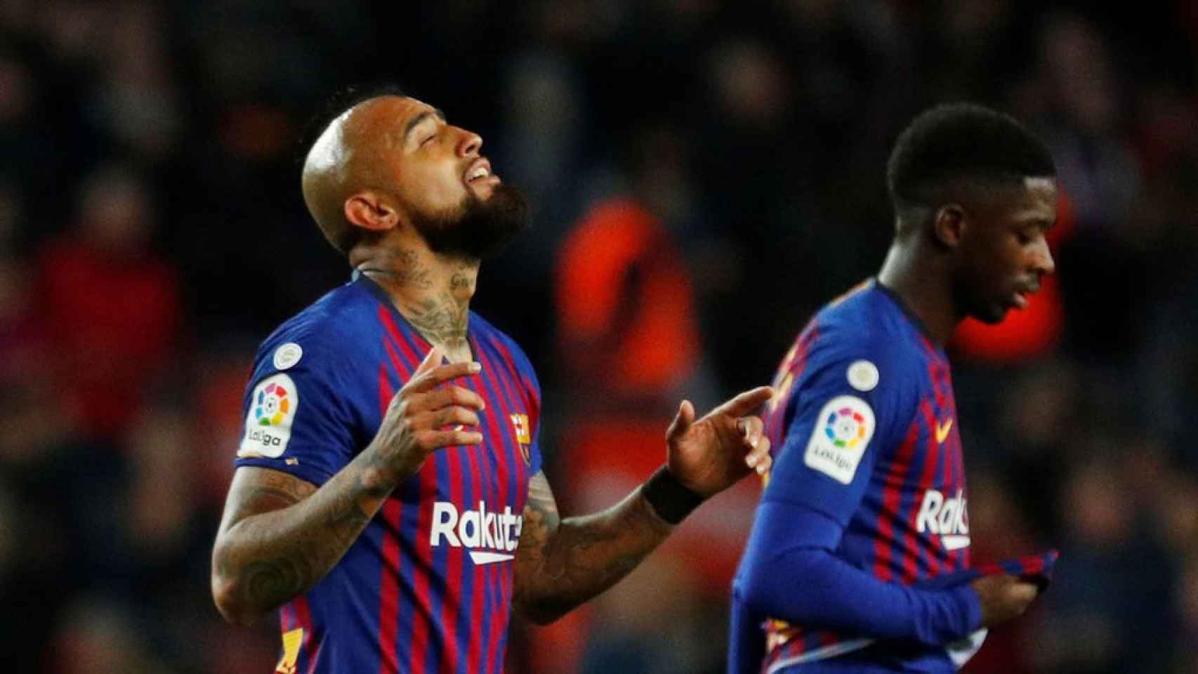 Vidal y Dembelé lamentando una ocasión con el Barça / EFE