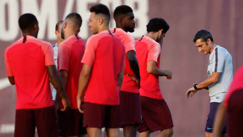 Ernesto Valverde dirige un entrenamiento con los jugadores del Barça / EFE