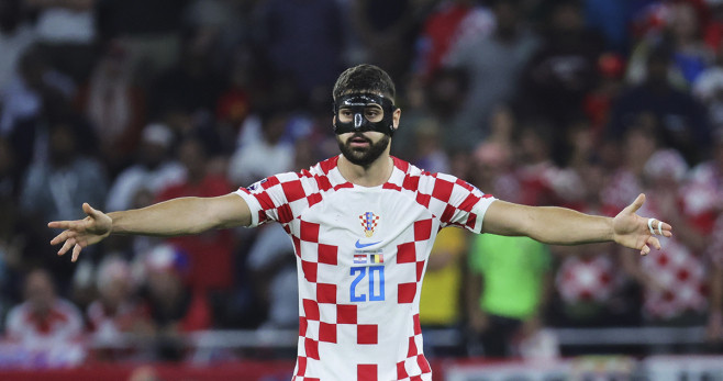 Josko Gvardiol, usando una máscara, durante el empate de Croacia contra Bélgica / EFE