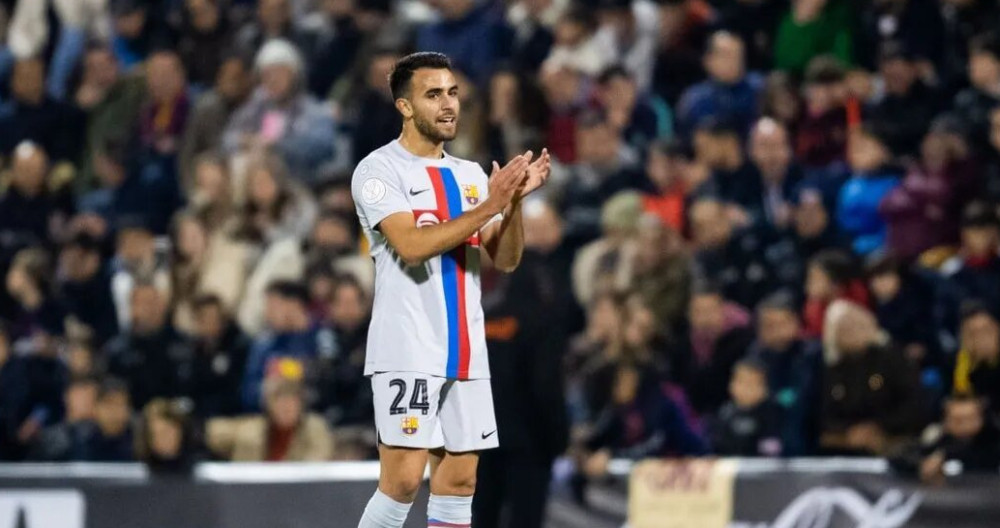 Eric García trata de animar a sus compañeros en Alicante tras recibir un gol / FCB