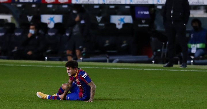 Coutinho, tras caer lesionado contra el Eibar | EFE